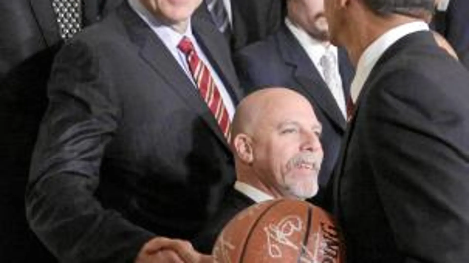 Barack Obama saluda a Phil Jackson en la visita de los Lakers a la Casa Blanca. Detrás del técnico, Pau Gasol