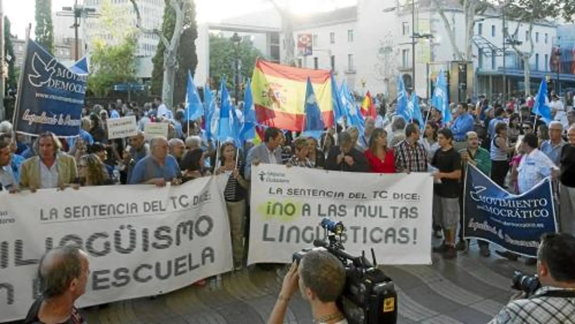 El bilngüismo en la escuela fue otra de las banderas de un acto de Impulso Ciudadano que respaldaron PP, UPyD y Ciutadans, entre otros