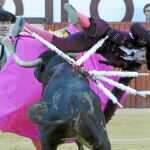 El banderillero Curro Robles, cogido por el primero de la tarde