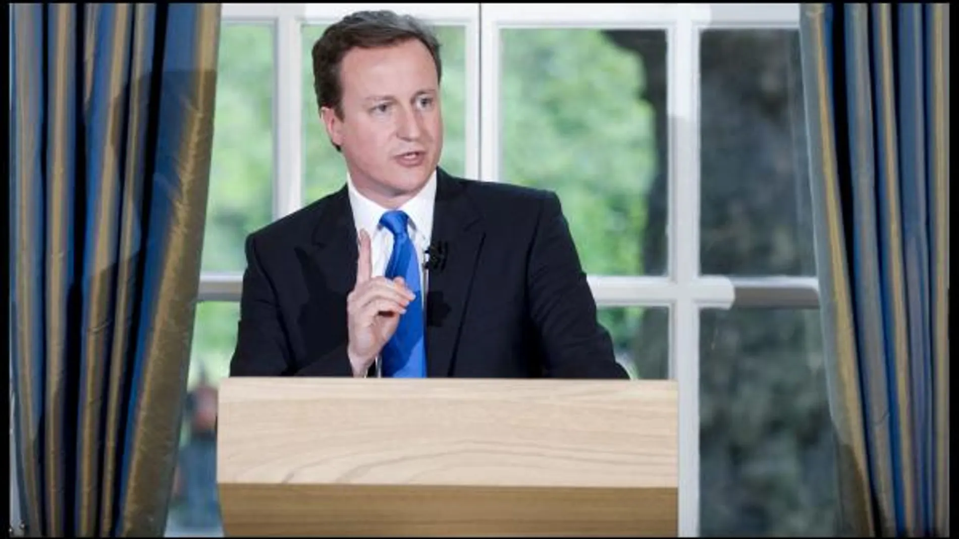 Cameron tiende la mano a Clegg