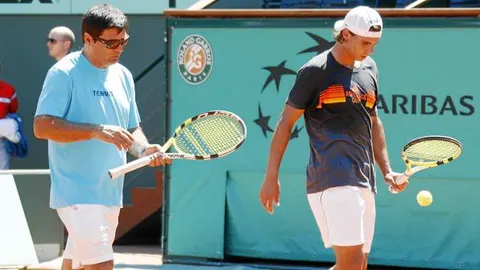 Toni Nadal, durante un entrenamiento con su sobrino Rafa