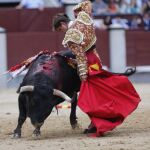 Remate de El Juli a su primer toro en la Corrida de Beneficencia