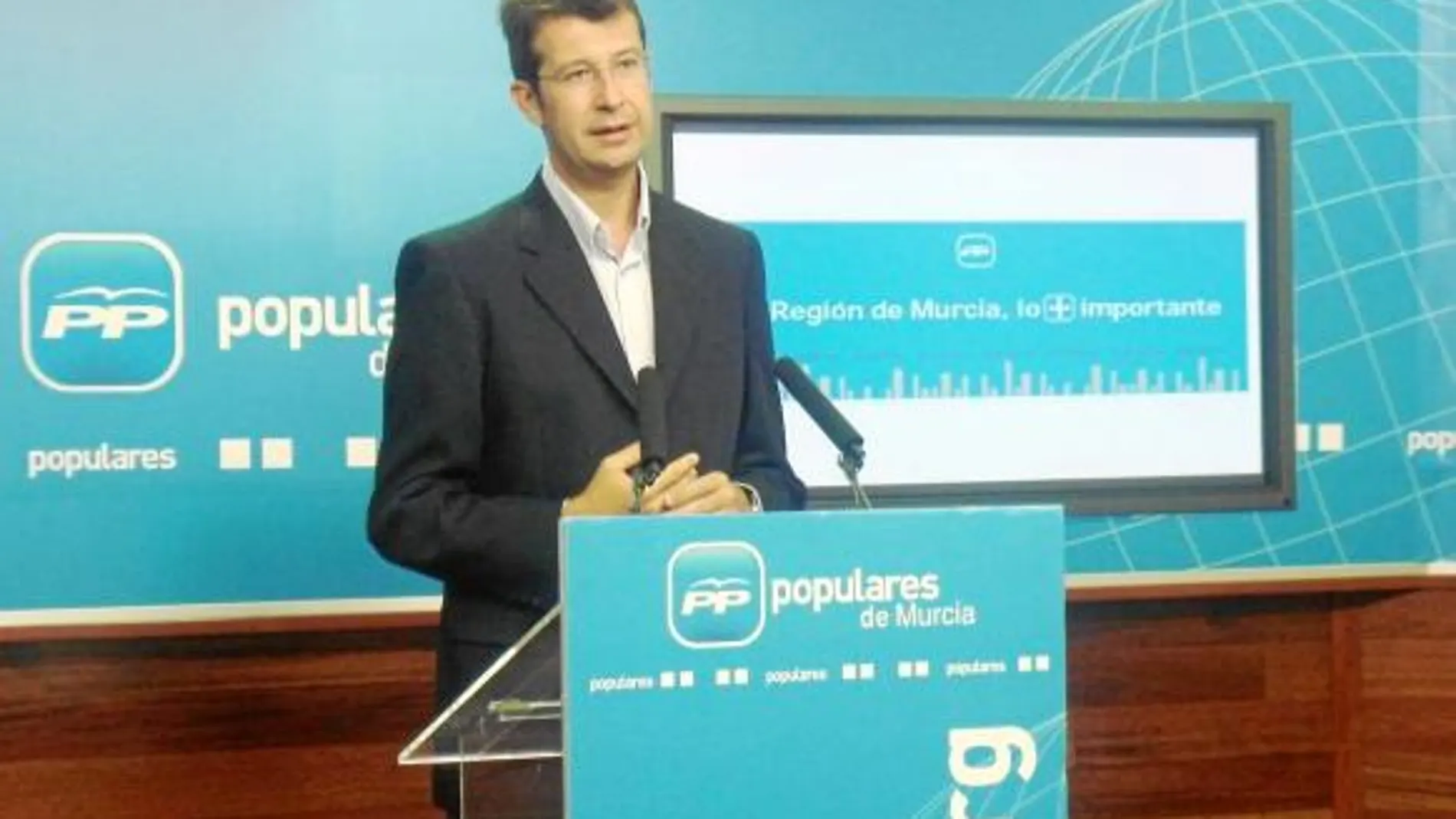 El portavoz en la Asamblea Regional del PPRM, Juan Carlos Ruíz, durante su intervención en la sede popular
