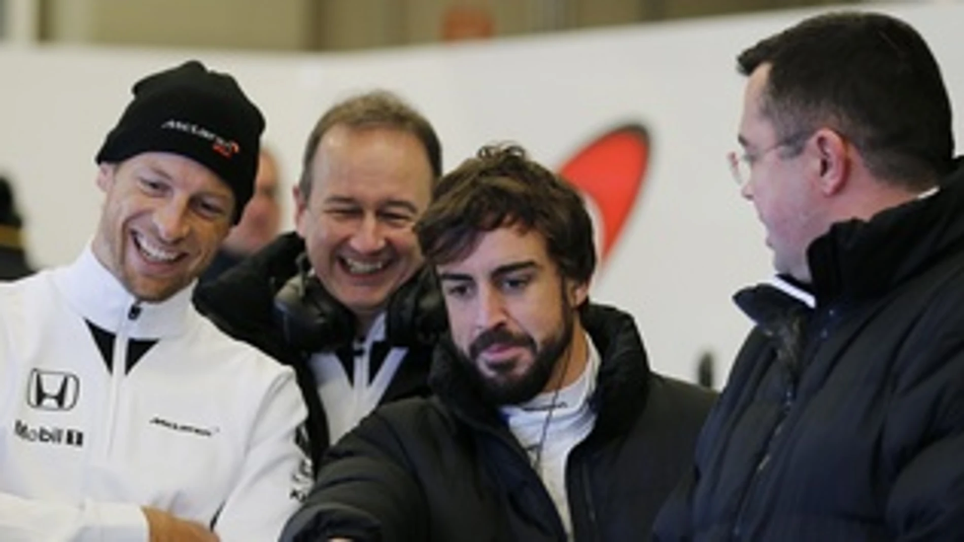 Fernando Alonso, en una reunión del equipo McLaren