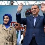 Erdogan y su mujer en un mitin electoral