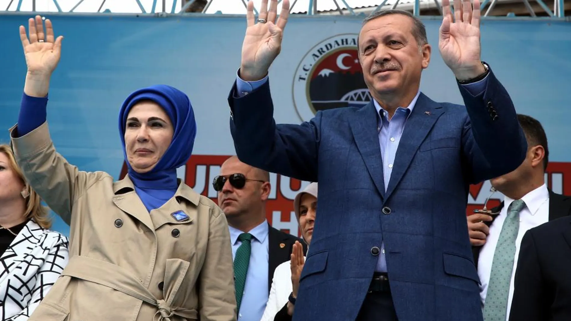 Erdogan y su mujer en un mitin electoral