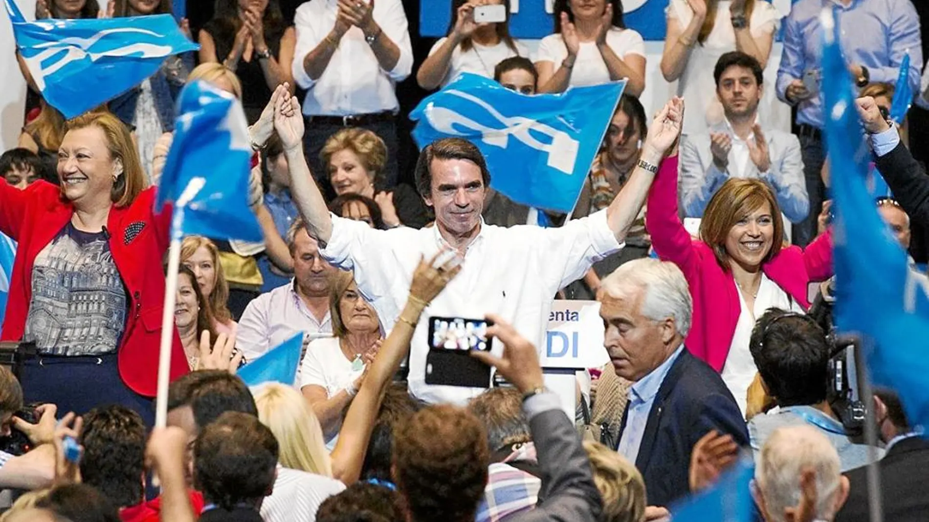 El ex presidente del Gobierno José María Aznar, ayer durante un mitin en Zaragoza