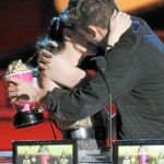 Arriba, Robert Pattison y Kristen Stewart se besan al recoger su premio como mejor beso en «Luna nueva»