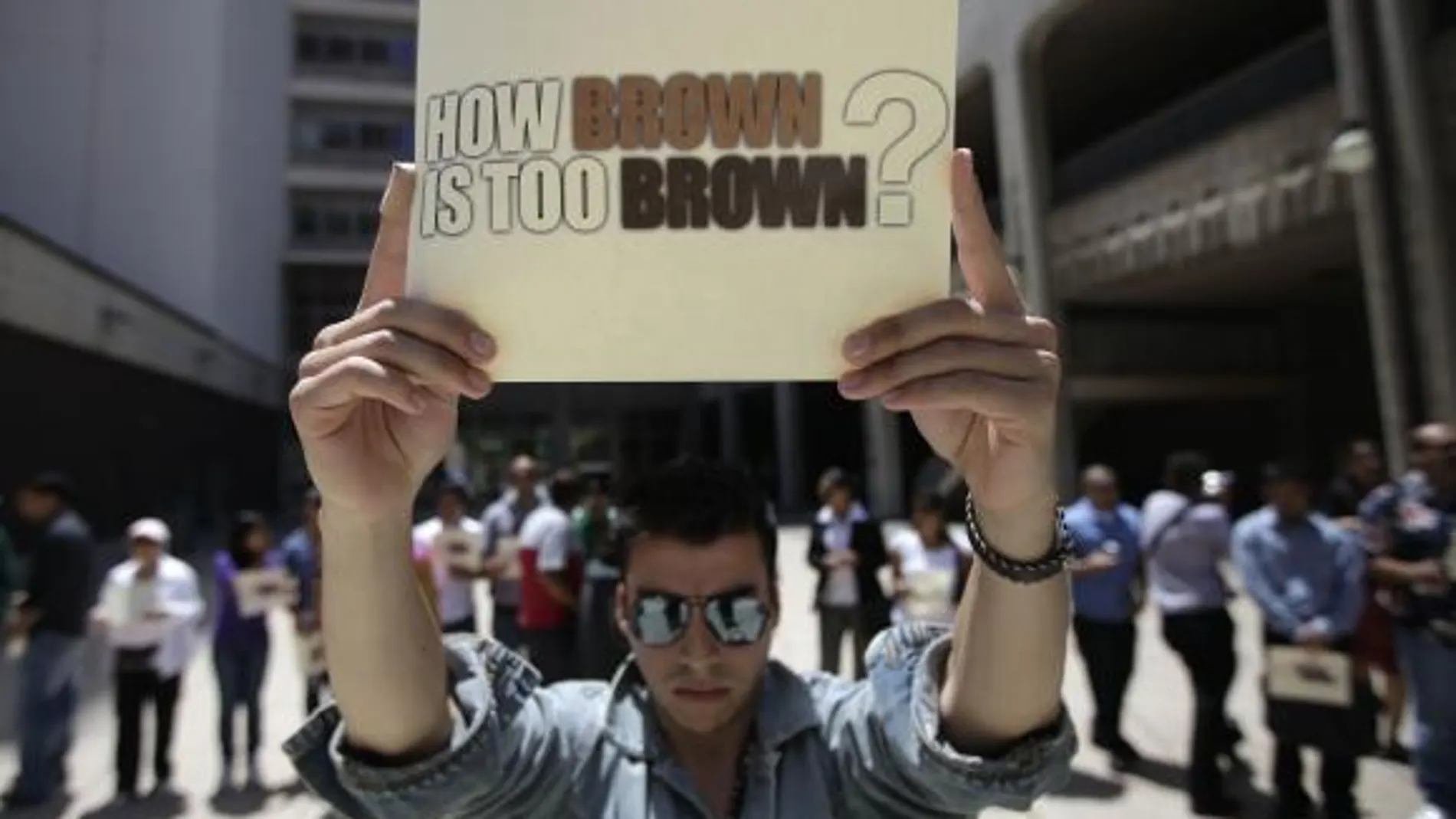 «¿Cuánto marrón es demasiado marrón?», escribe un manifestante en el estado de Arizona. «Brown» es como llaman a los hispanos en Estados Unidos