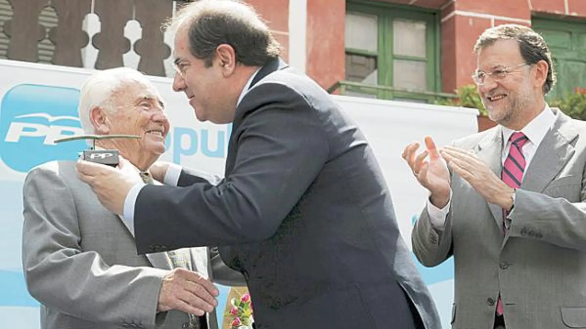 Rajoy y Juan Vicente Herrera visitaron ayer al alcalde más longevo de España, Licinio Prieto