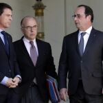 El presidente francés, Francois Hollande, habla con el ministro de Interior, Bernard Cazeneuve, y el primer ministro, Manuel Valls