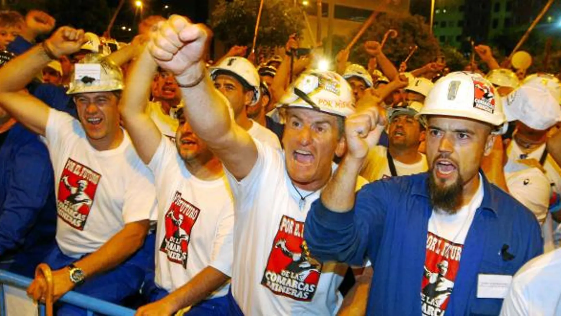 Los 200 mineros participantes en la II «Marcha Negra» a su llegada a la localidad leonesa de Ponferrada