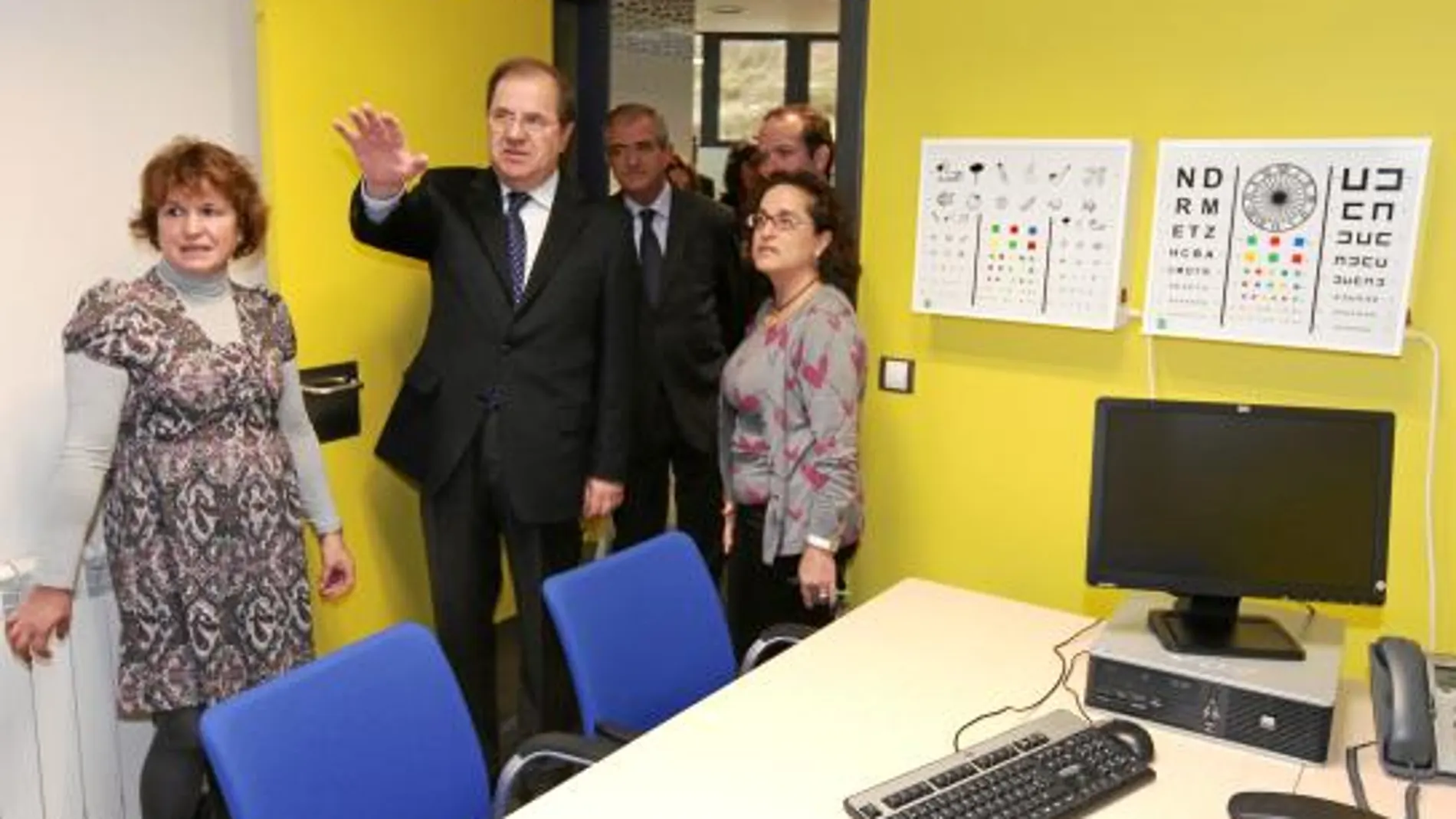 Juan Vicente Herrera y Javier Álvarez Guisasola acceden a una consulta del centro de Quintanar de la Sierra