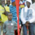 Un aficionado surafricano juguetea con una «vuvuzela» y con el Jabulani