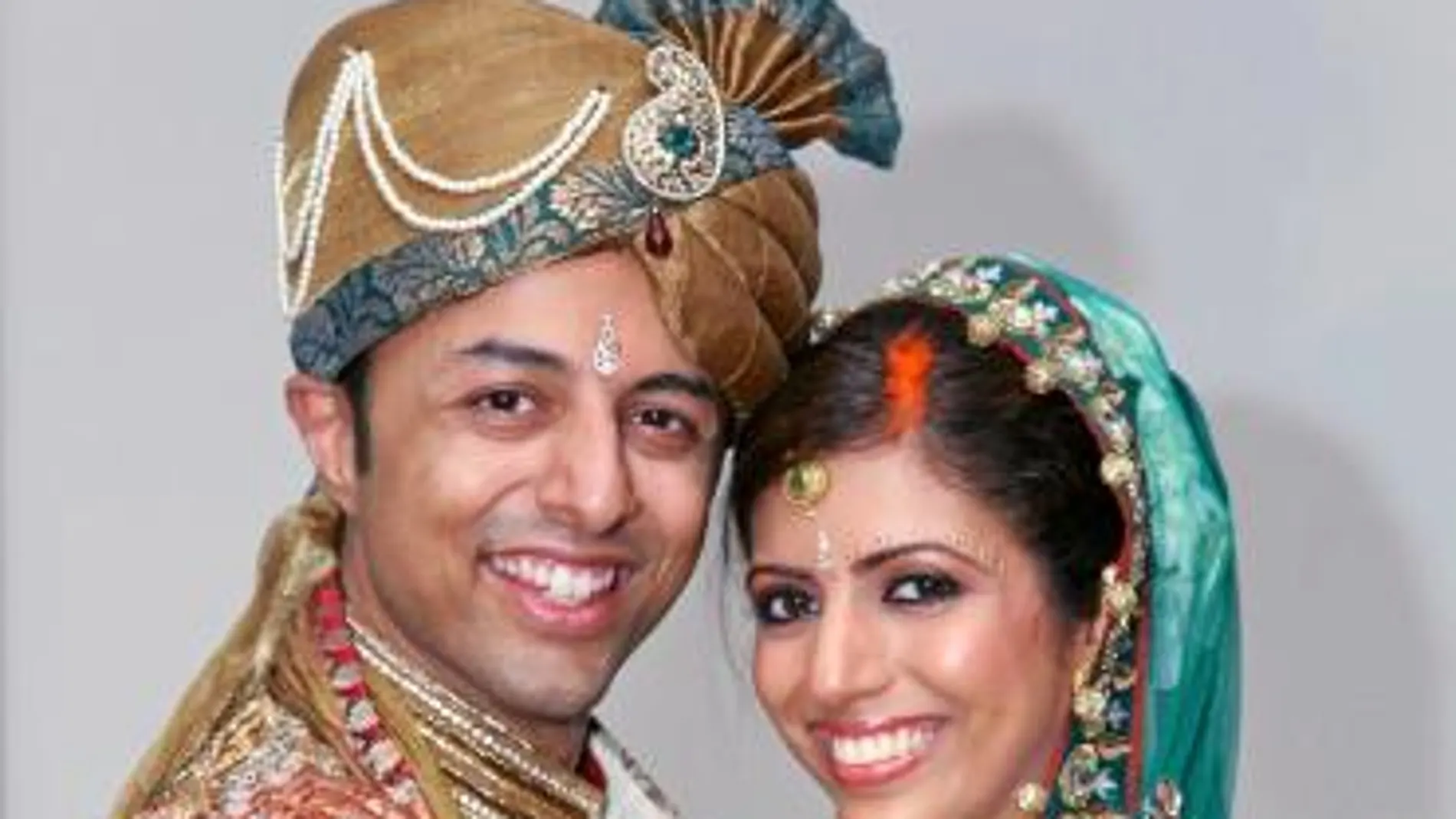 El millonario Shrien Dewani y su difunta esposa, Anni, en una imagen de su boda, poco antes de que ella fuera asesinada