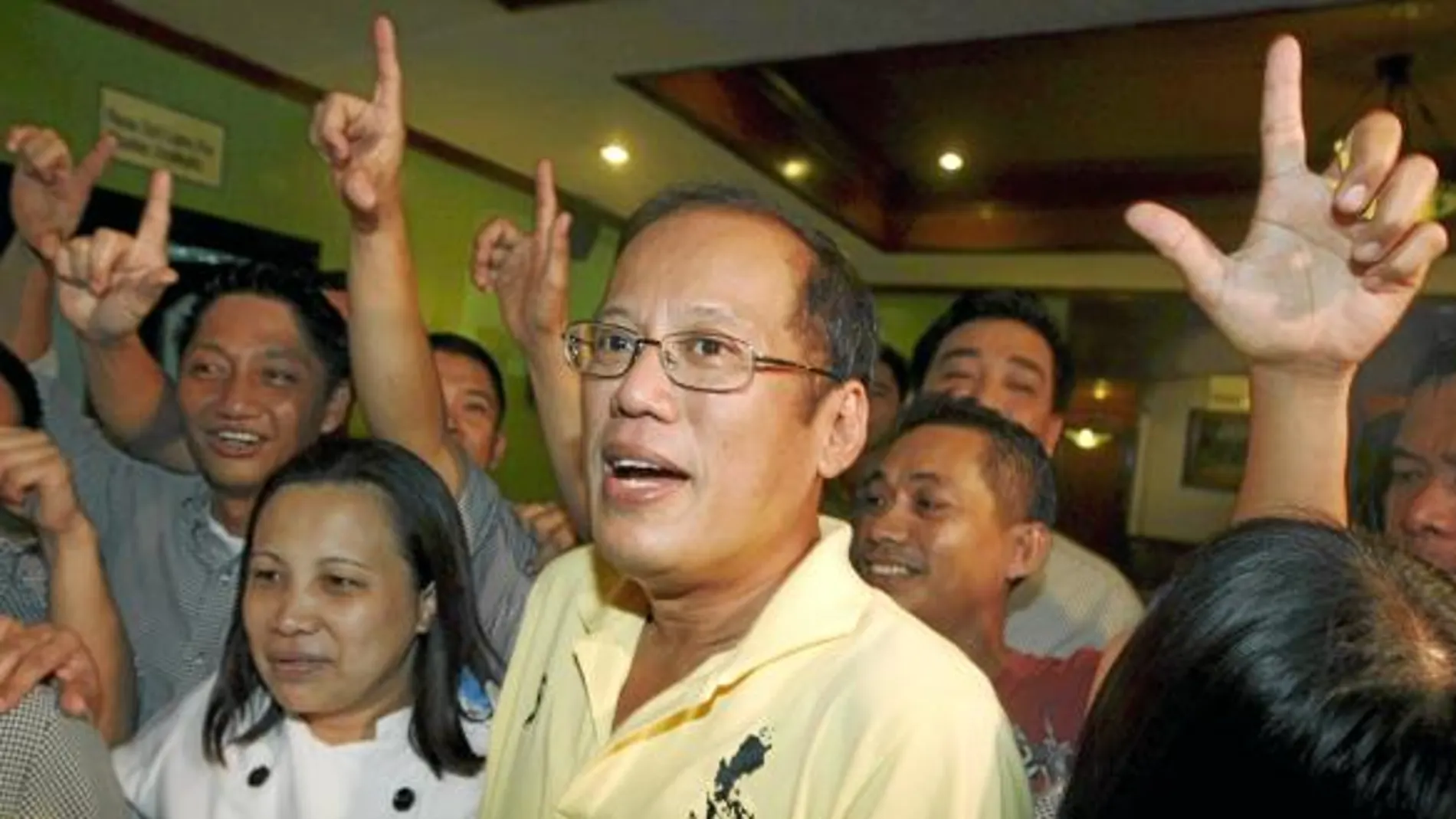 Benigno celebra su victoria en las presidenciales con sus seguidores tras comparecer en Tarlac