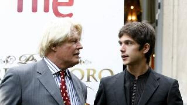 Sebastián Castella con el premio la Oreja de Oro de RNE, junto al embajador francés