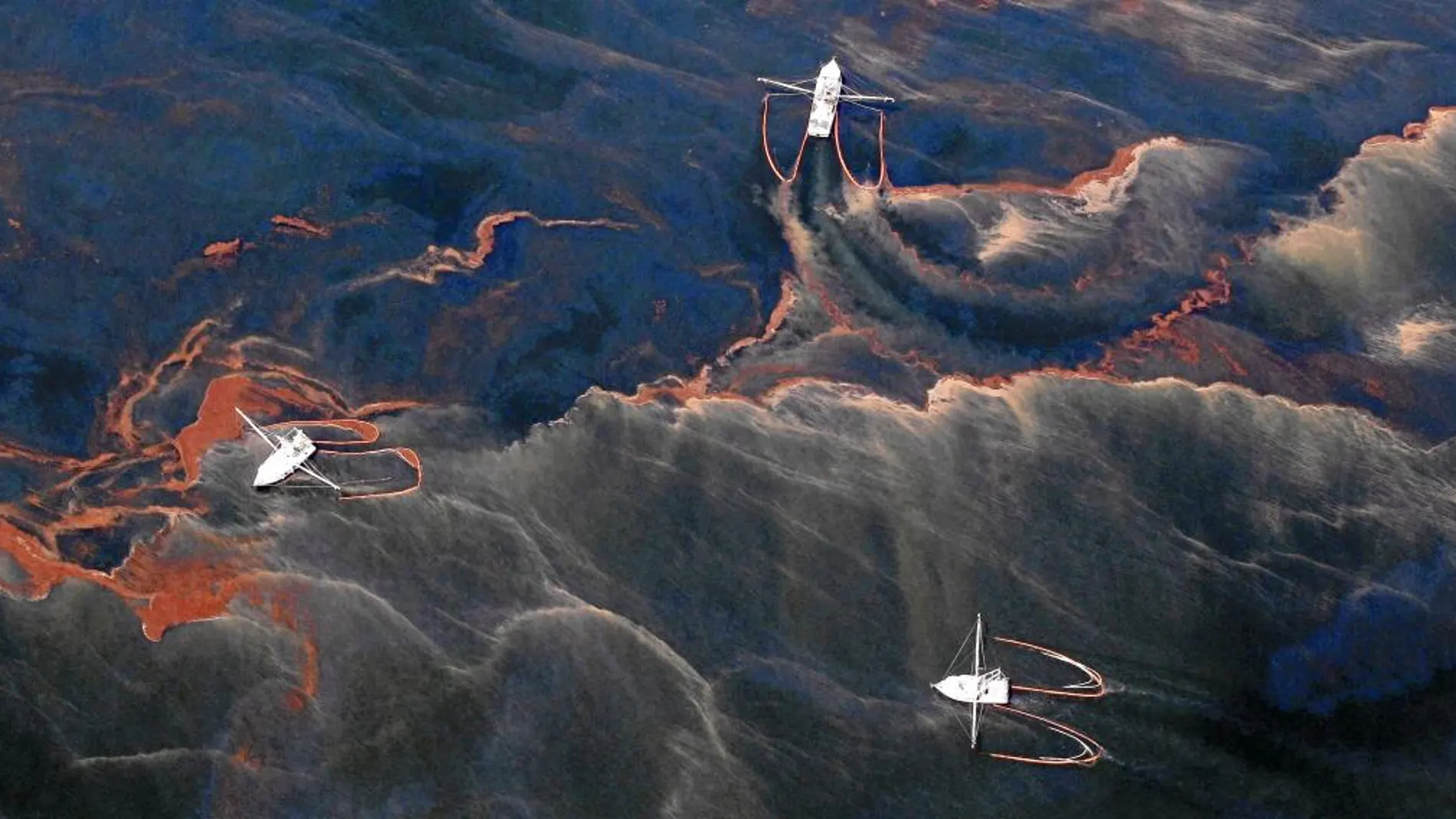 Varios barcos intentan recoger crudo vertido sobre la superficie de las aguas de Chandeleur Sound, cerca de la costa de Luisiana durante un derrame de petróleo producido en mayo de 2010