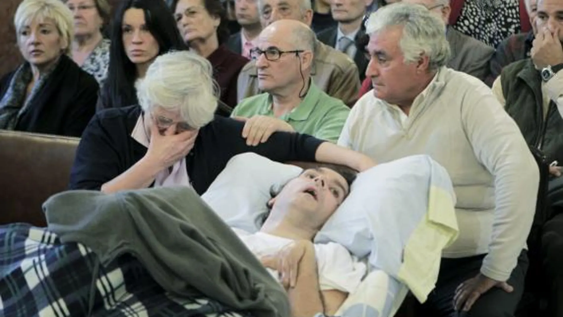 El Tribunal Supremo revisó hoy la demanda presentada por los padres de Antonio Meño Ortega, un hombre que lleva más de 20 años en coma tras someterse a una intervención de cirugía estética