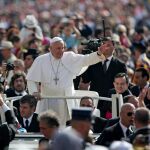 El Papa Francisco saluda a los miles de feligreses congregados en la Plaza de San Pedro