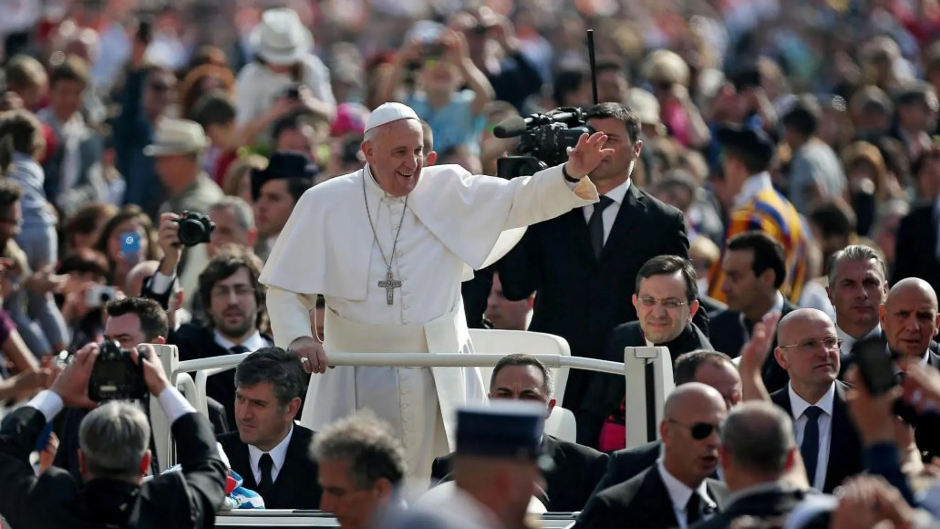El Papa Francisco saluda a los miles de feligreses congregados en la Plaza de San Pedro