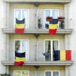 Banderas nacionales de Bélgica cuelgan en los balcones de un edificio residencial en Bruselas