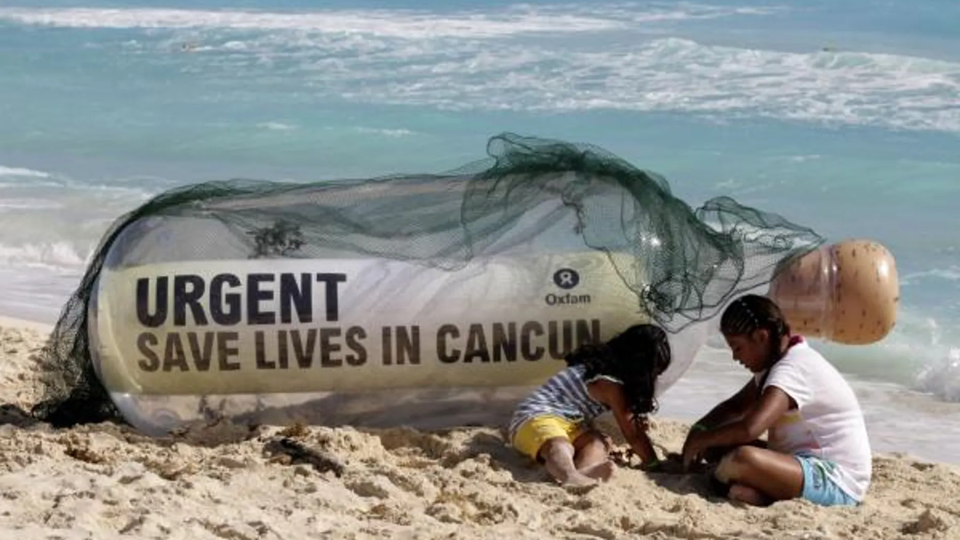 Una botella reivindicativa en la playa de Cancún, donde se celebra la cumbre contra el cambio climático