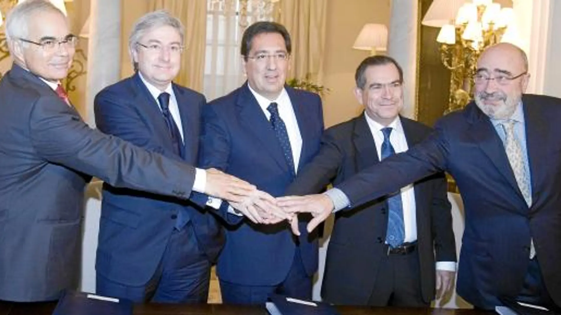 Los presidentes de Caja Canarias, Banca Cívica, Cajasol, Caja Navarra y de Burgos, ayer en Sevilla