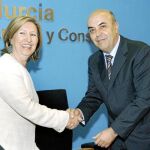 María Ángeles Palacios felicita a José Antonio Alarcón tras tomar ayer posesión en la sede de la Consejeria