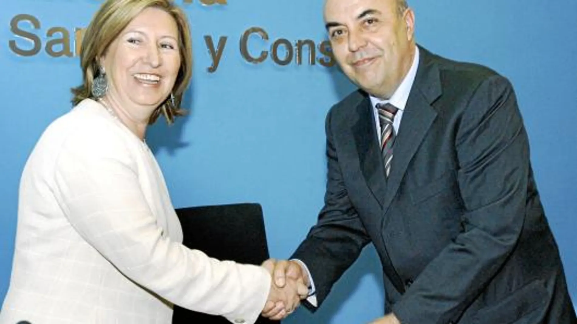María Ángeles Palacios felicita a José Antonio Alarcón tras tomar ayer posesión en la sede de la Consejeria