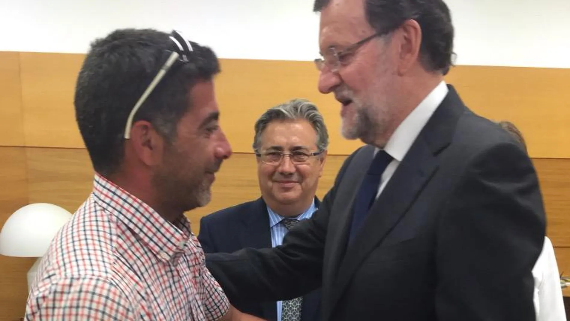 El presidente del Gobierno, Mariano Rajoy, hace declaraciones a los medios a su llegada esta tarde a la zona donde hoy se ha estrellado el Airbus A400 M