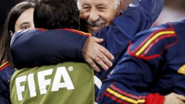 El seleccionador español, Vicente del Bosque celebra el triunfo