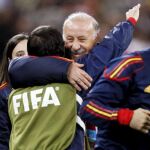 El seleccionador español, Vicente del Bosque celebra el triunfo