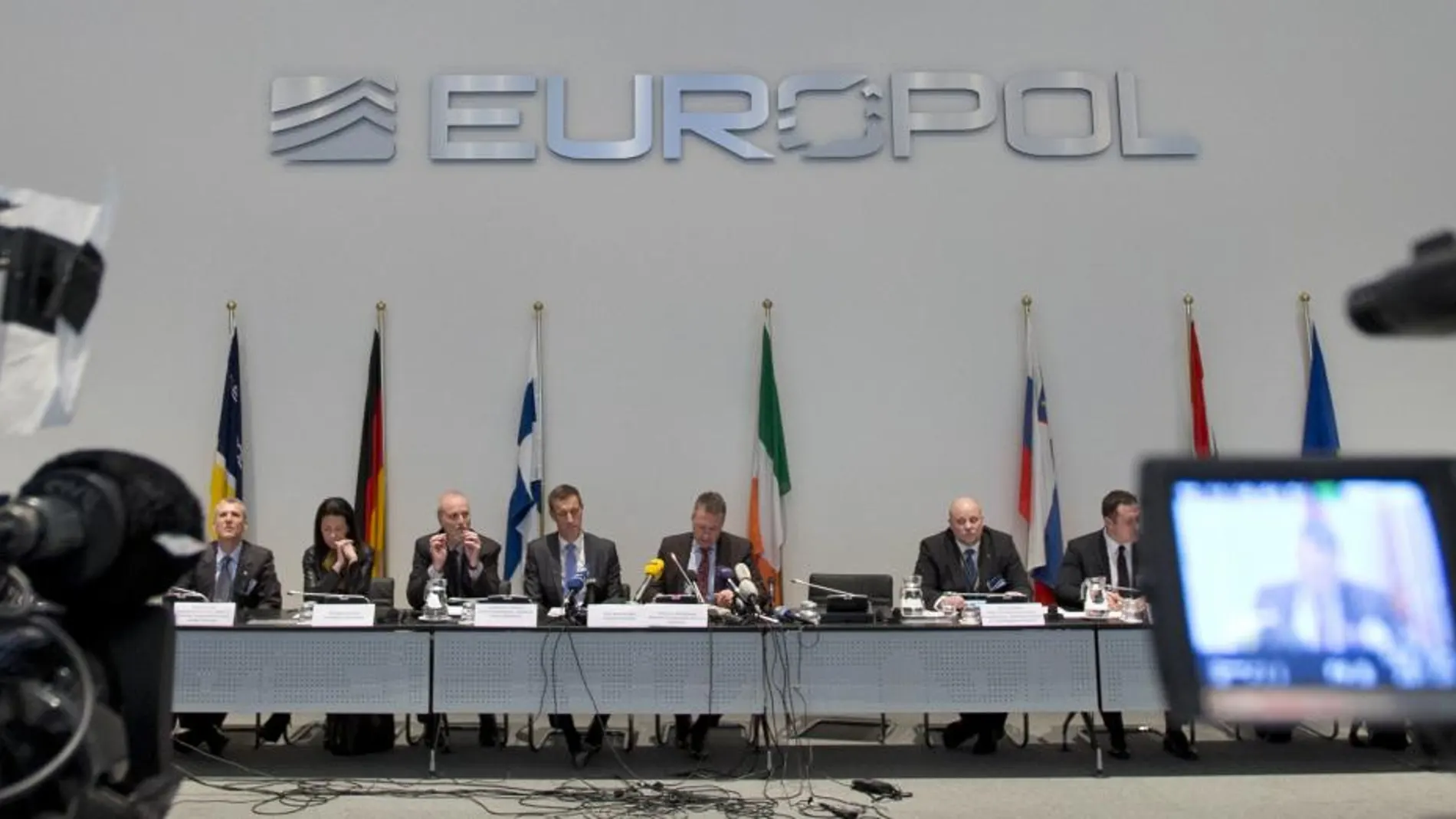 El director de Europol, Rob Wainwright, informa de la operación