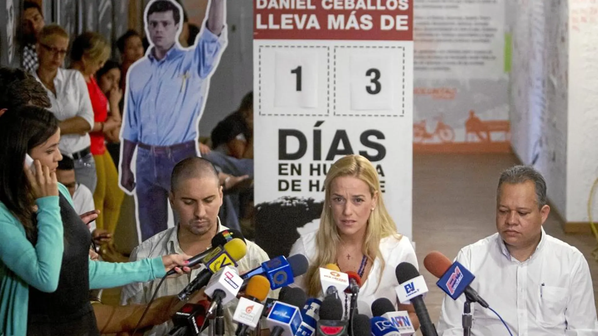 Lilian Tintori, esposa del preso Leopoldo López, presenta ayer las movilizaciones