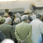 En el día de ayer volvieron a reproducirse las colas frente a las máquinas expendedoras, ante el desconocimiento de los usuarios sobre su uso