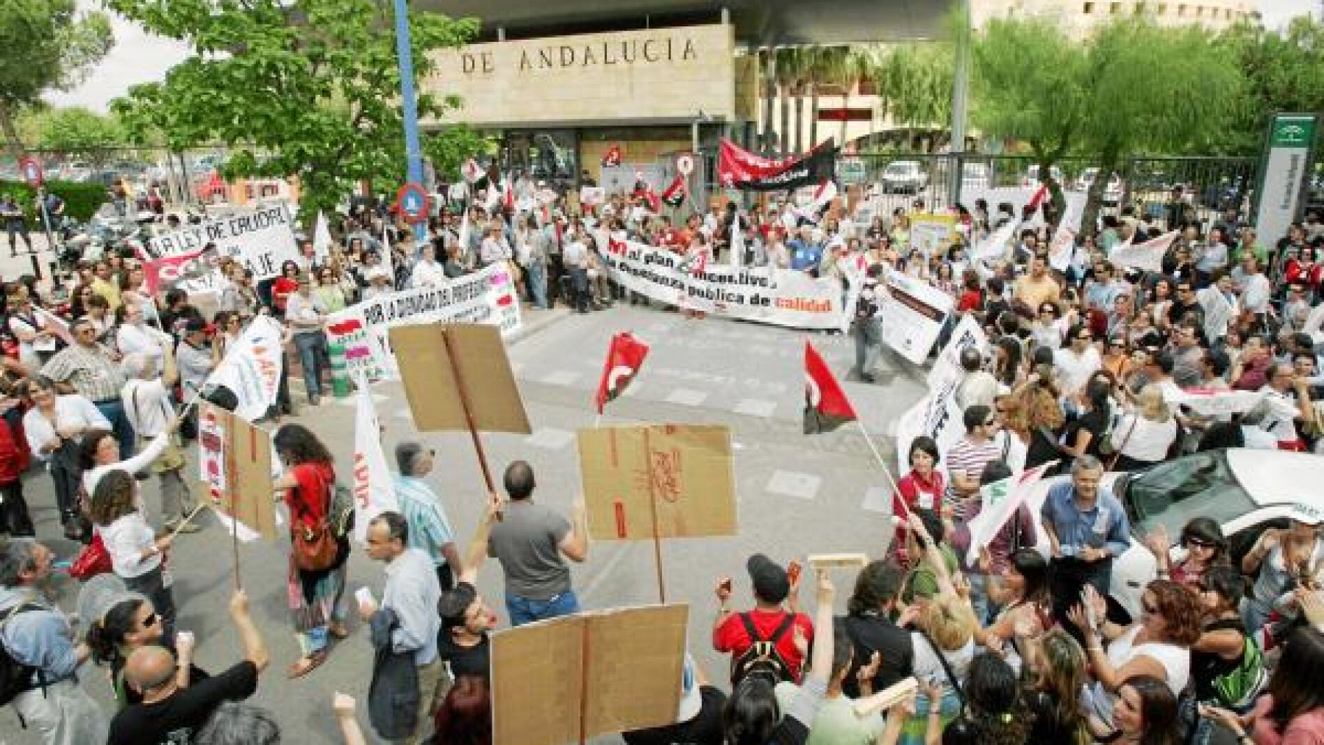 Educación Premia A Los Sindicatos Con 300 Liberados Que No Dan Clases