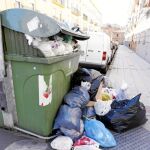 Contenedores llenos de bolsas de basura por la huelga en los centros de tratamientos de basuras de León