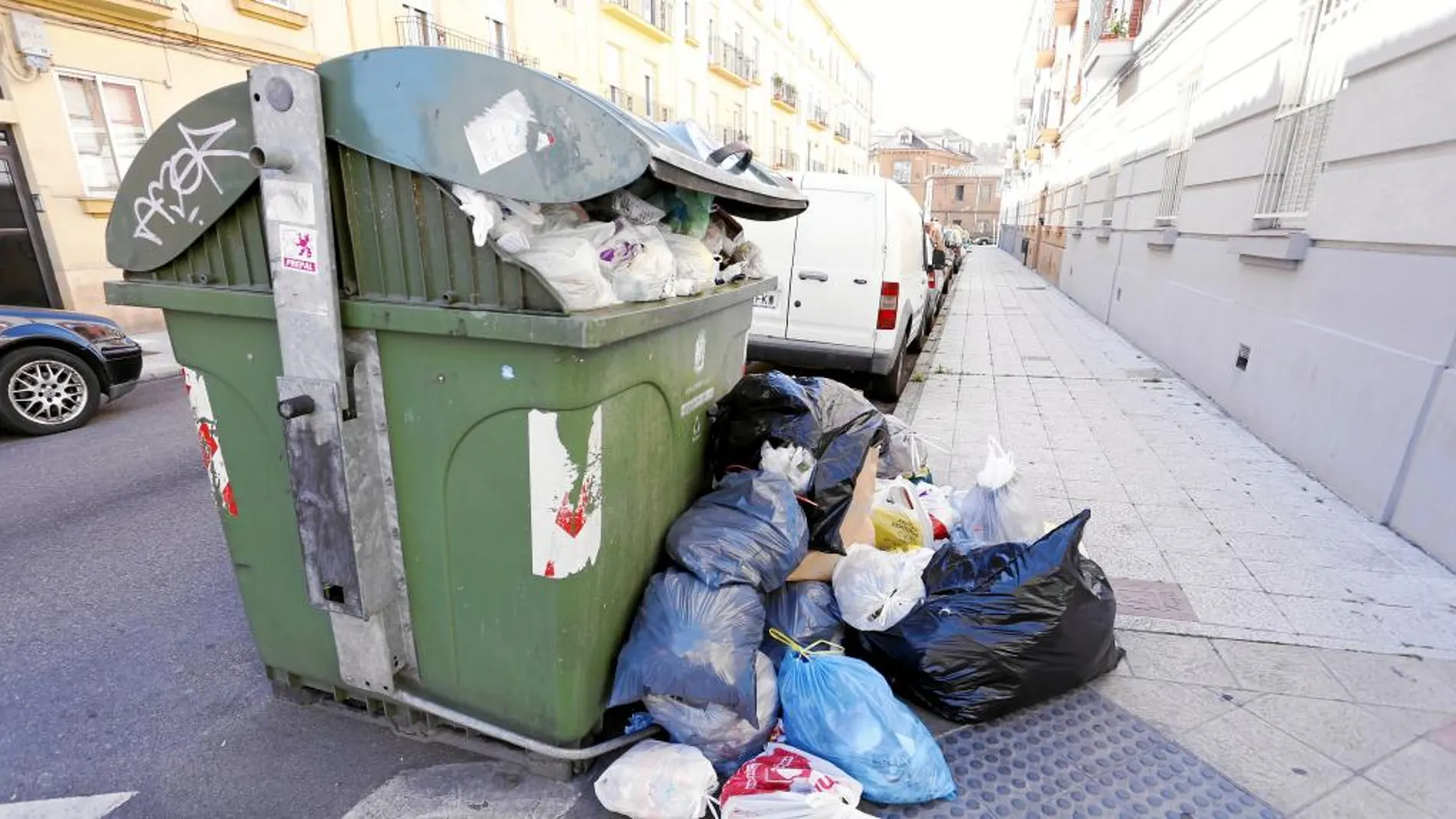 Contenedores llenos de bolsas de basura por la huelga en los centros de tratamientos de basuras de León