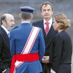 Rubalcaba; el jefe de Estado Mayor de la Defensa, José Julio Rodríguez; Zapatero y Chacón conversan en el Palacio Real