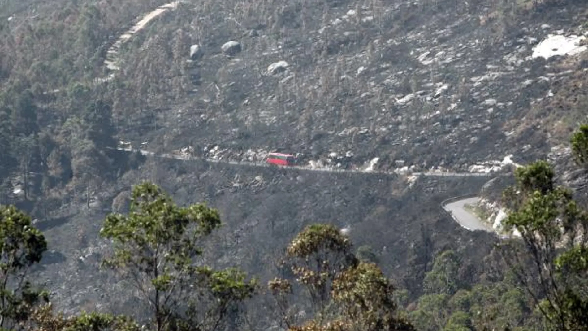 La sierra del Barbanza próxima a la localidad de Boiro se mantiene en alerta después del gran incendio que ha afectado a la zona en estos días.
