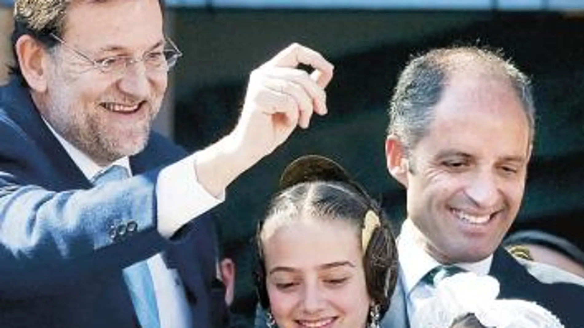 Rajoy presume de la compañía de Camps en las Fallas