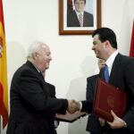 El ministro de Asuntos Exteriores, Miguel Ángel Moratinos (i), saluda a su homólogo albanés, Lulzim Basha