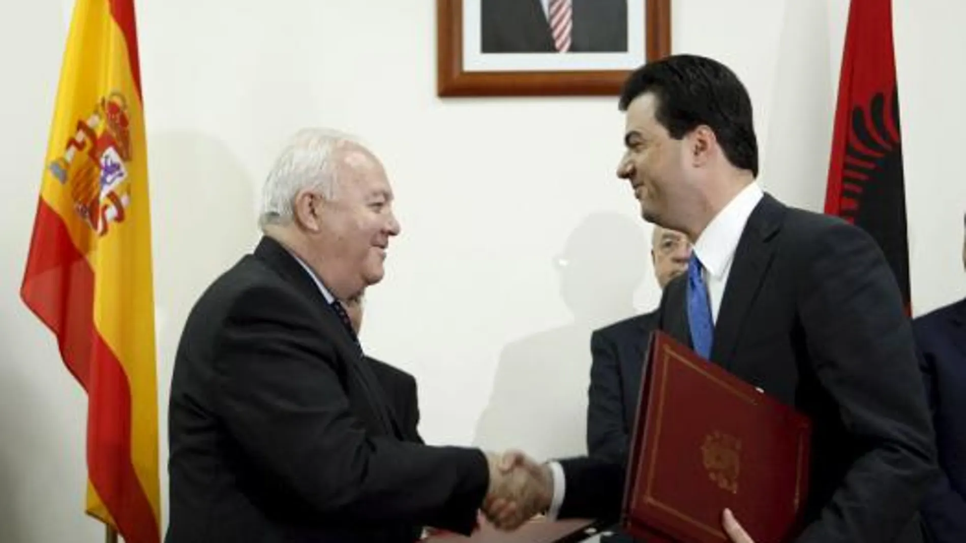 El ministro de Asuntos Exteriores, Miguel Ángel Moratinos (i), saluda a su homólogo albanés, Lulzim Basha
