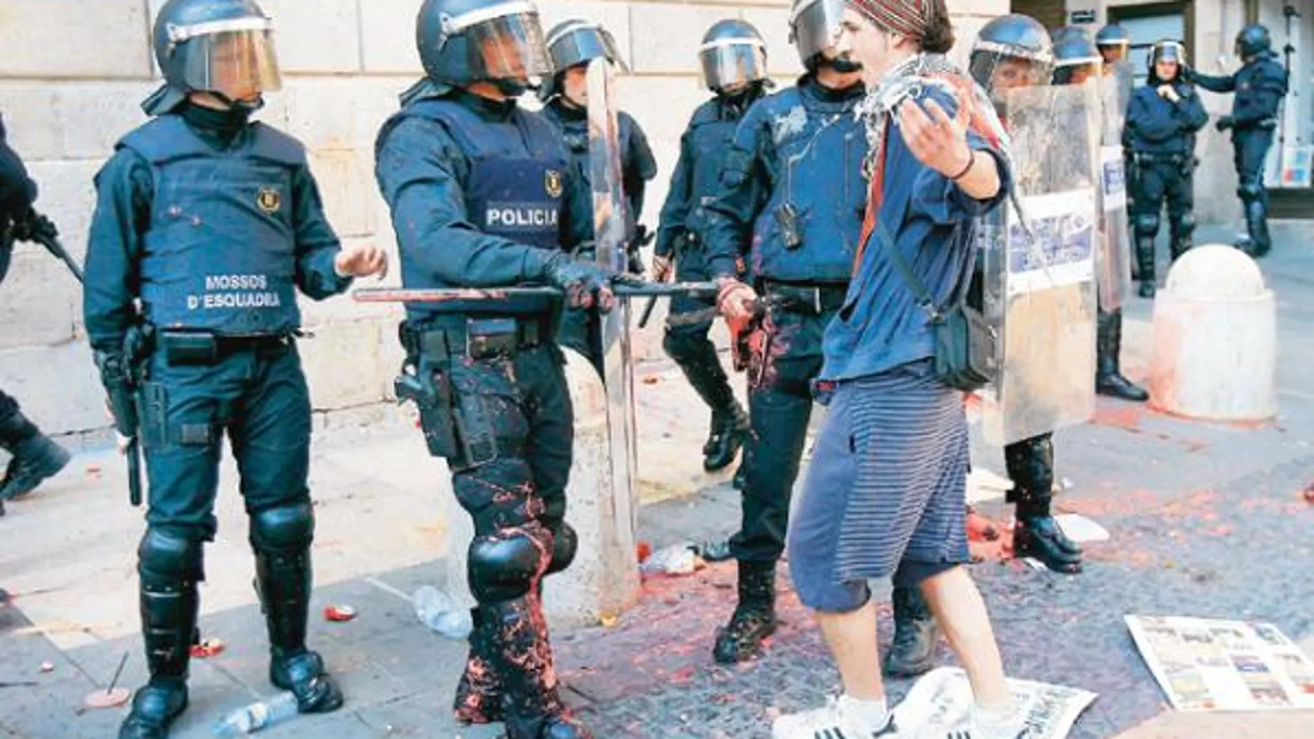 Un estudiante reta a los Mossos durante la manifestación del jueves