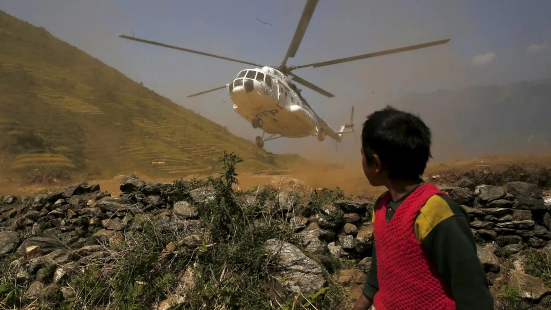 Un niño observa un helicóptero de rescate en Kerauja