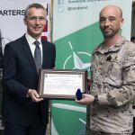 Momento de la entrega del galardón al militar español.