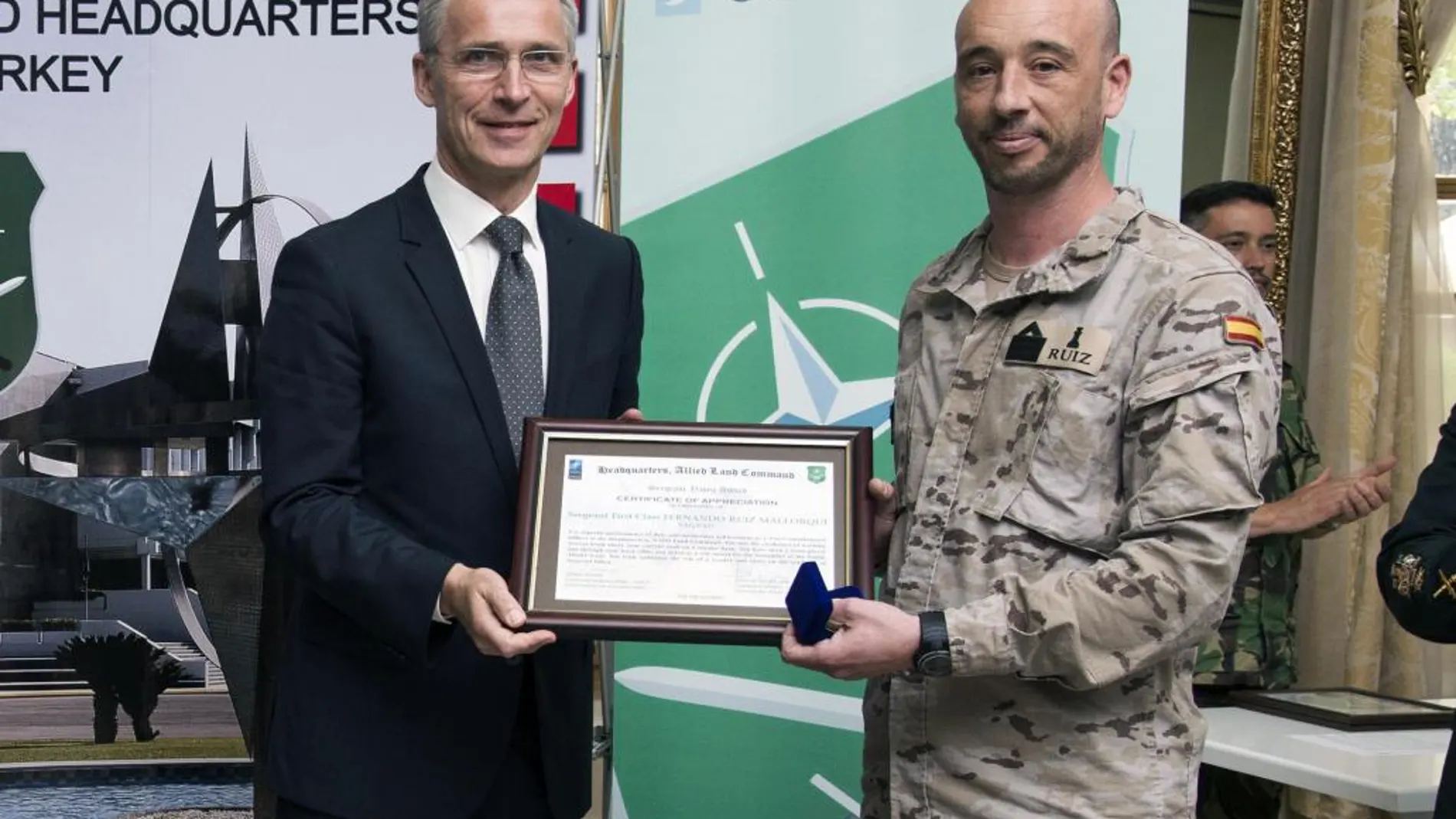 Momento de la entrega del galardón al militar español.