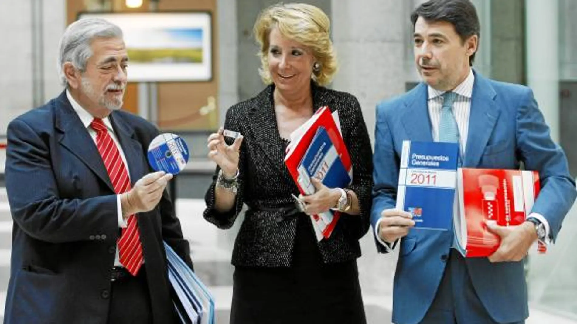 El Consejo de Gobierno aprobó ayer las cuentas para 2011 que después hizo públicas Esperanza Aguirre acompañada de Ignacio González y de Antonio Beteta