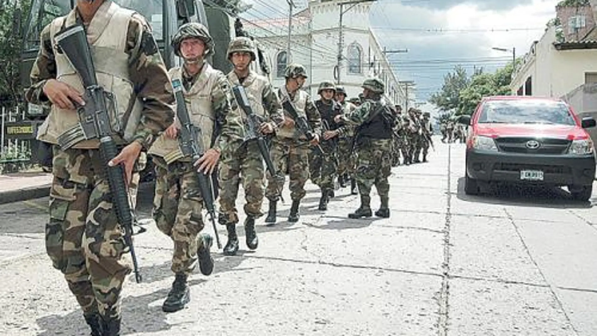 Un pelotón de Infantería de Honduras, de patrulla ayer en Tegucigalpa